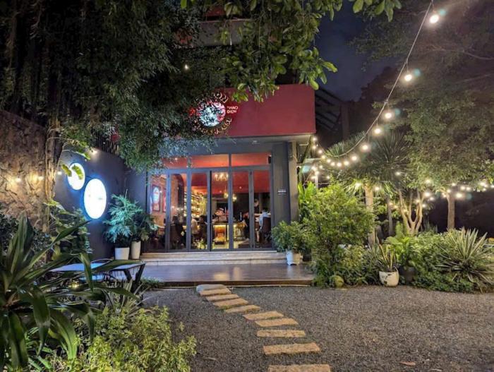 Cho thuê nhà góc 2 mặt tiền đường Nguyễn Văn Hưởng Thảo Điền Quận 2