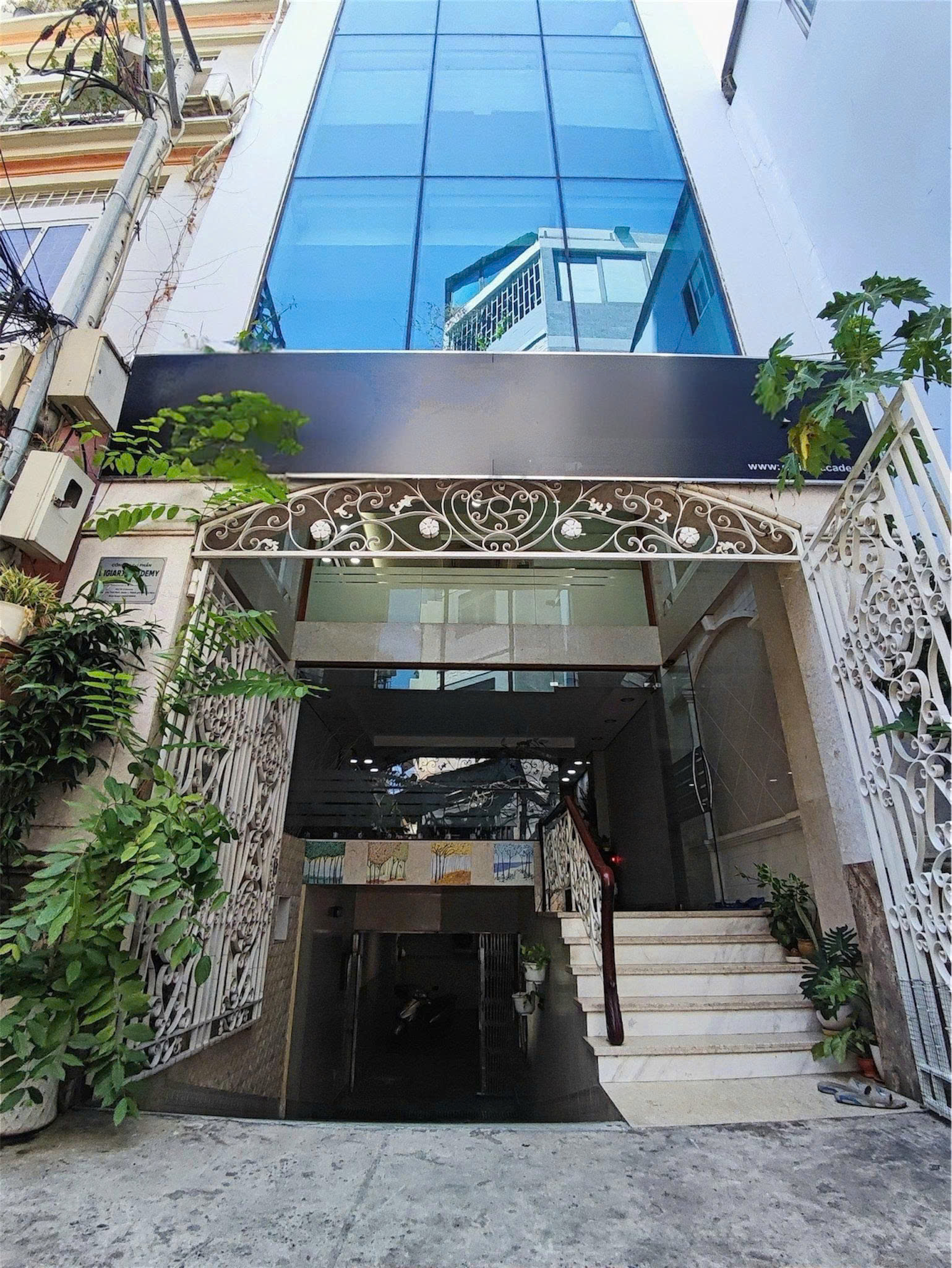 Cho thuê nhà đường Calmette P. Nguyễn Thái Bình Quận 1