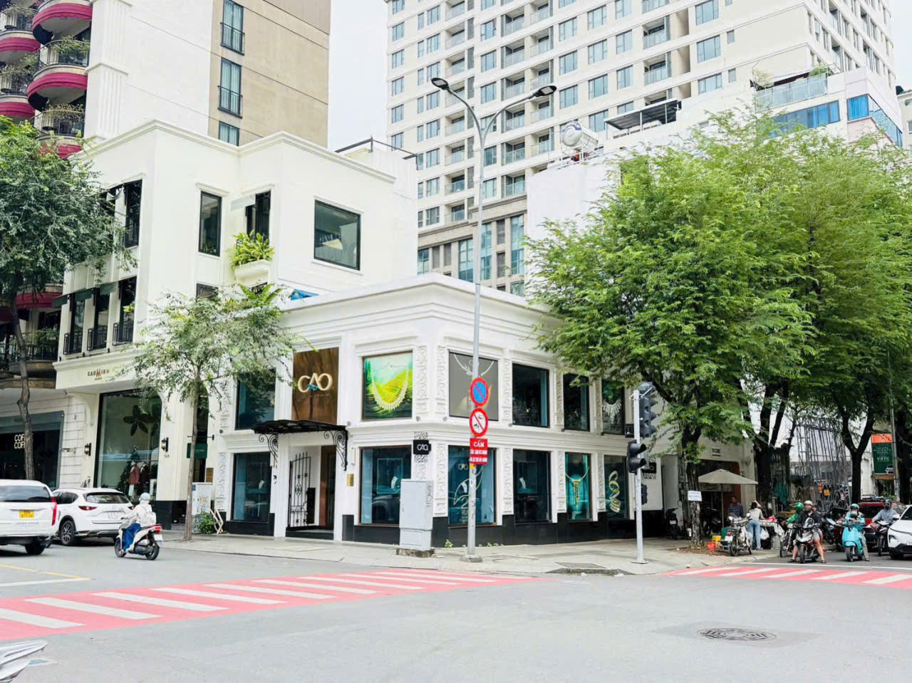 Cho thuê nhà góc 2 mặt tiền đường Hai Bà Trưng - Nguyễn Siêu Quận 1