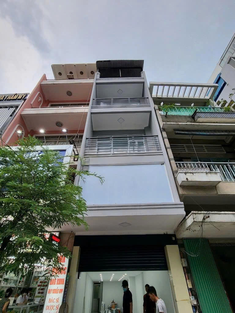 Cho thuê nhà mặt tiền đường Đề Thám, nhà chính chủ quận 1