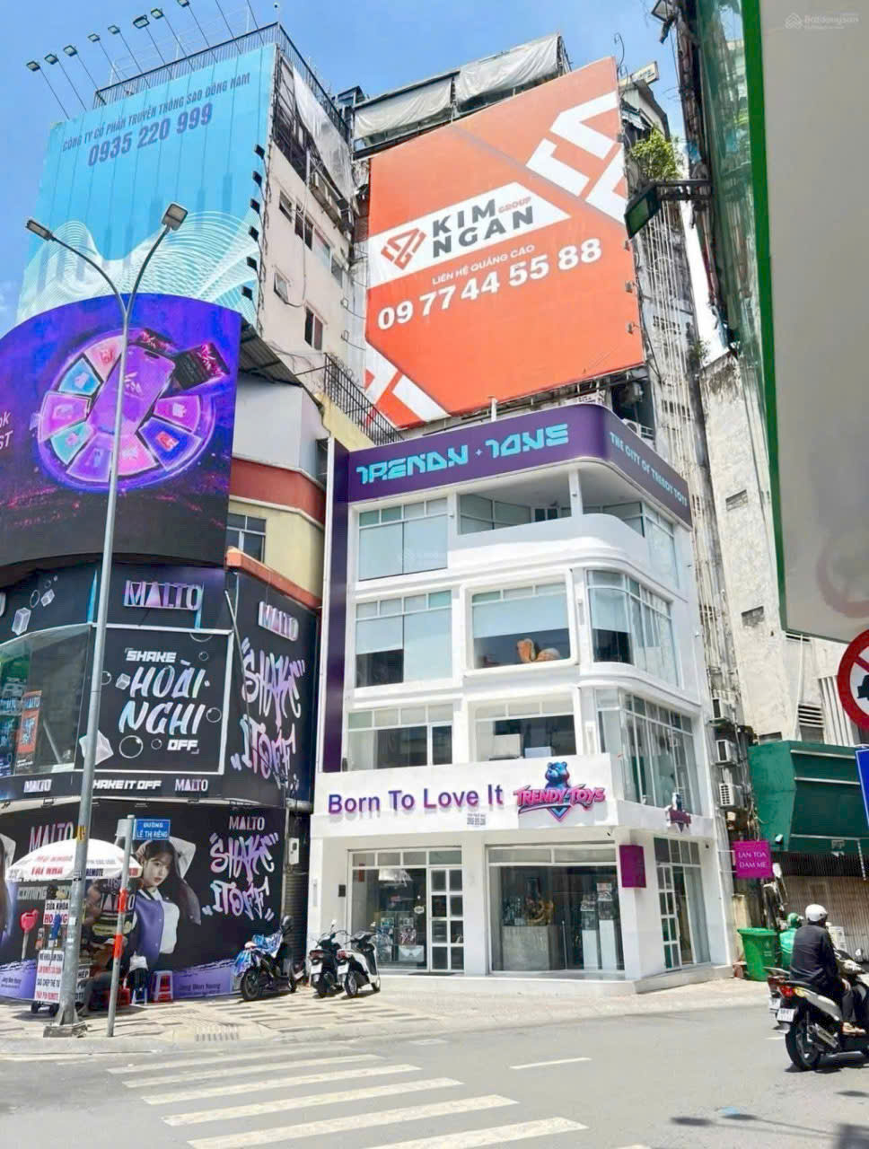 Cho thuê nhà mặt tiền góc vòng xoay Nguyễn Trãi - Lê Thị Riêng quận 1