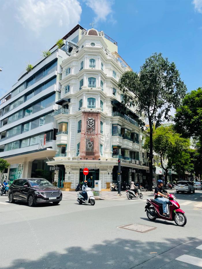 Tòa nhà cho thuê 2 mặt tiền đường Lý Tự Trọng - Trương Định Quận 1