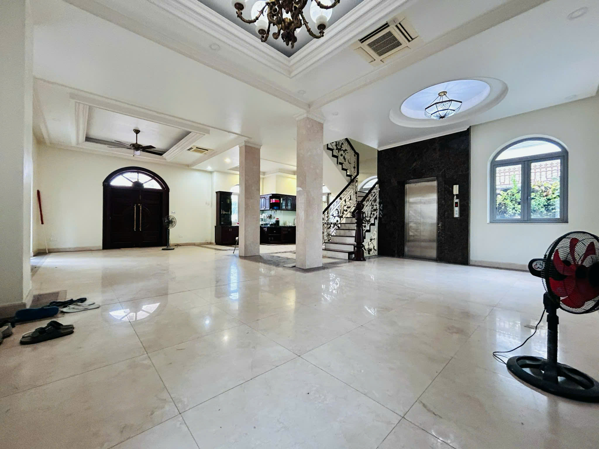 Cho thuê nhà 2 mặt tiền trước đường Dương Quảng Hàm rộng 80m vỉa hè 5m sau đường số 8 khu Cityland