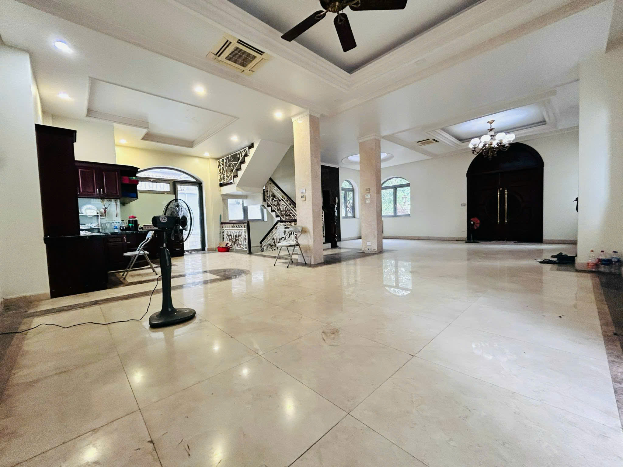 Cho thuê nhà 2 mặt tiền trước đường Dương Quảng Hàm rộng 80m vỉa hè 5m sau đường số 8 khu Cityland