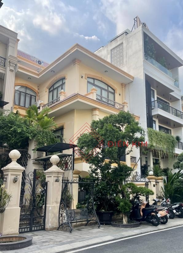 Nhà rộng, hẻm xe hơi Nguyễn Trọng Tuyển, Tân Bình, Gần sân bay