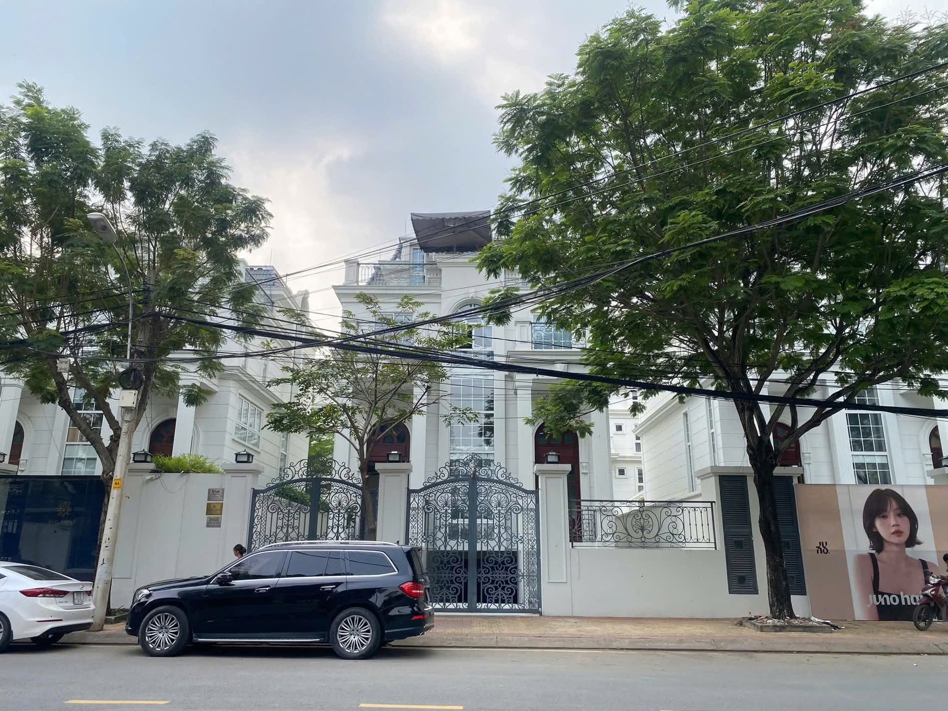 Bán biệt thự mặt tiền đường Nguyễn Văn Hưởng diện tích: 14x28m hầm trệt lửng 2 lầu