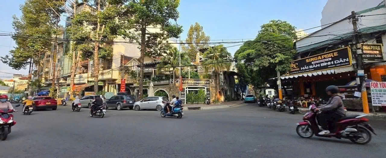 Bán nhà 3 mặt tiền đường Nguyễn Gia Trí diện tích: 17x20m trệt 2 lầu
