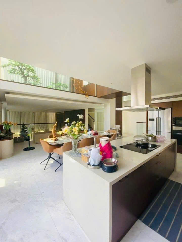 Bán nhà đường Nguyễn Sỹ Sách diện tích: 303m2 lửng 4 tầng