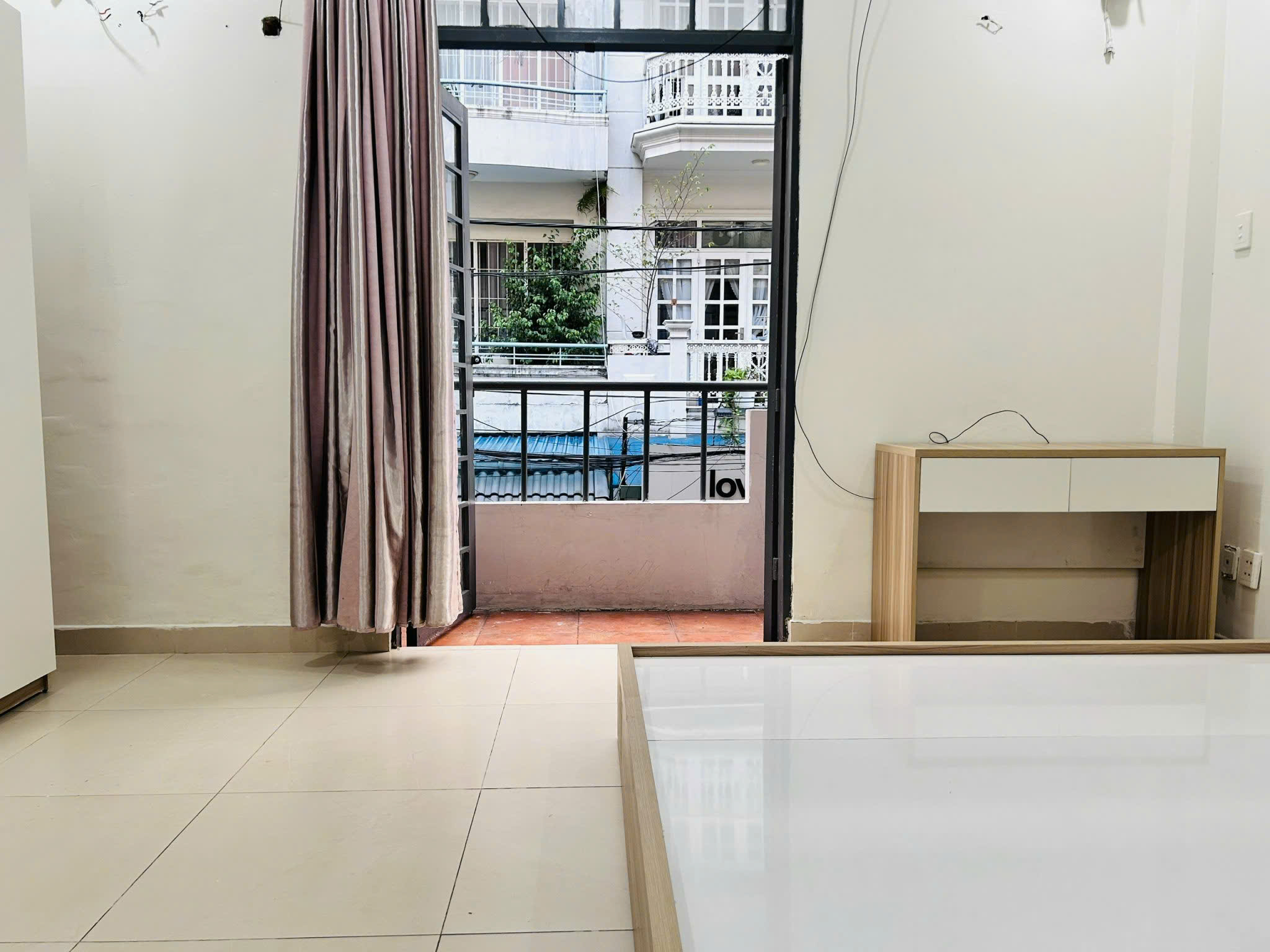 Bán nhà hẻm xe hơi đường Hồng Hà quận Tân Bình (đi bộ 2 phút ra sân bay vị trí đẹp không có tiếng ồn)