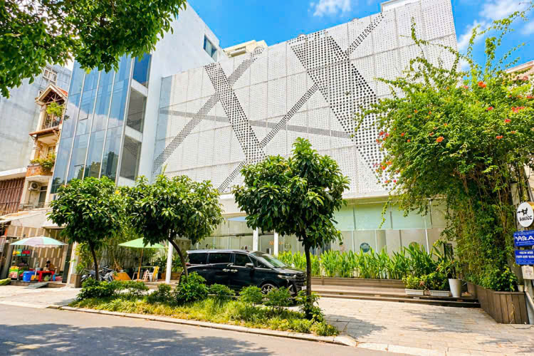 Bán nhà mặt tiền đường Ngô Thời Nhiệm diện tích: 19x24m 3 tầng