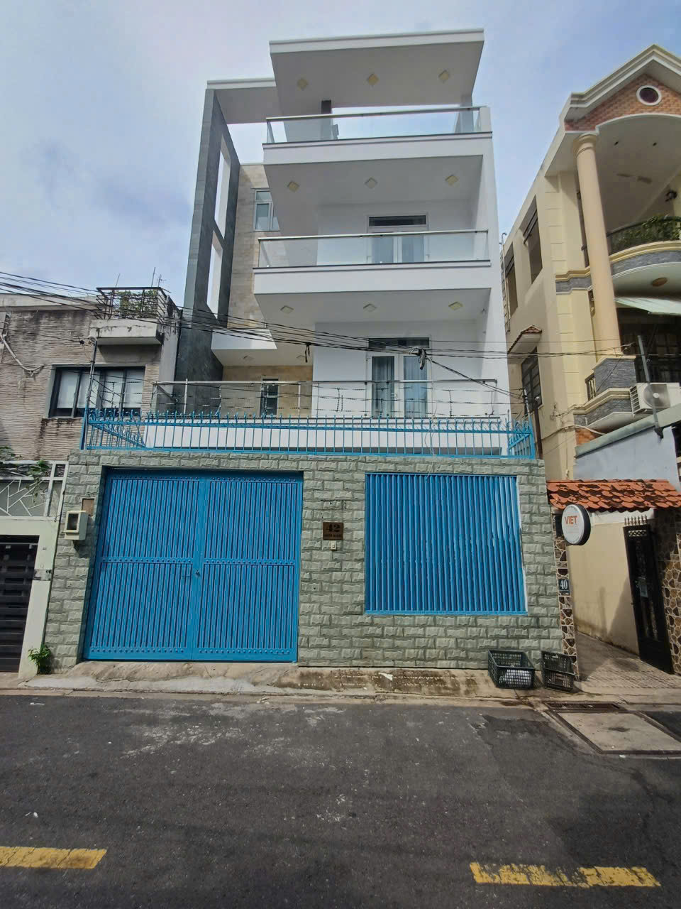 Bán nhà mặt tiền đường Nguyễn Bá Huân diện tích: 7,45x27,5m 4 tầng