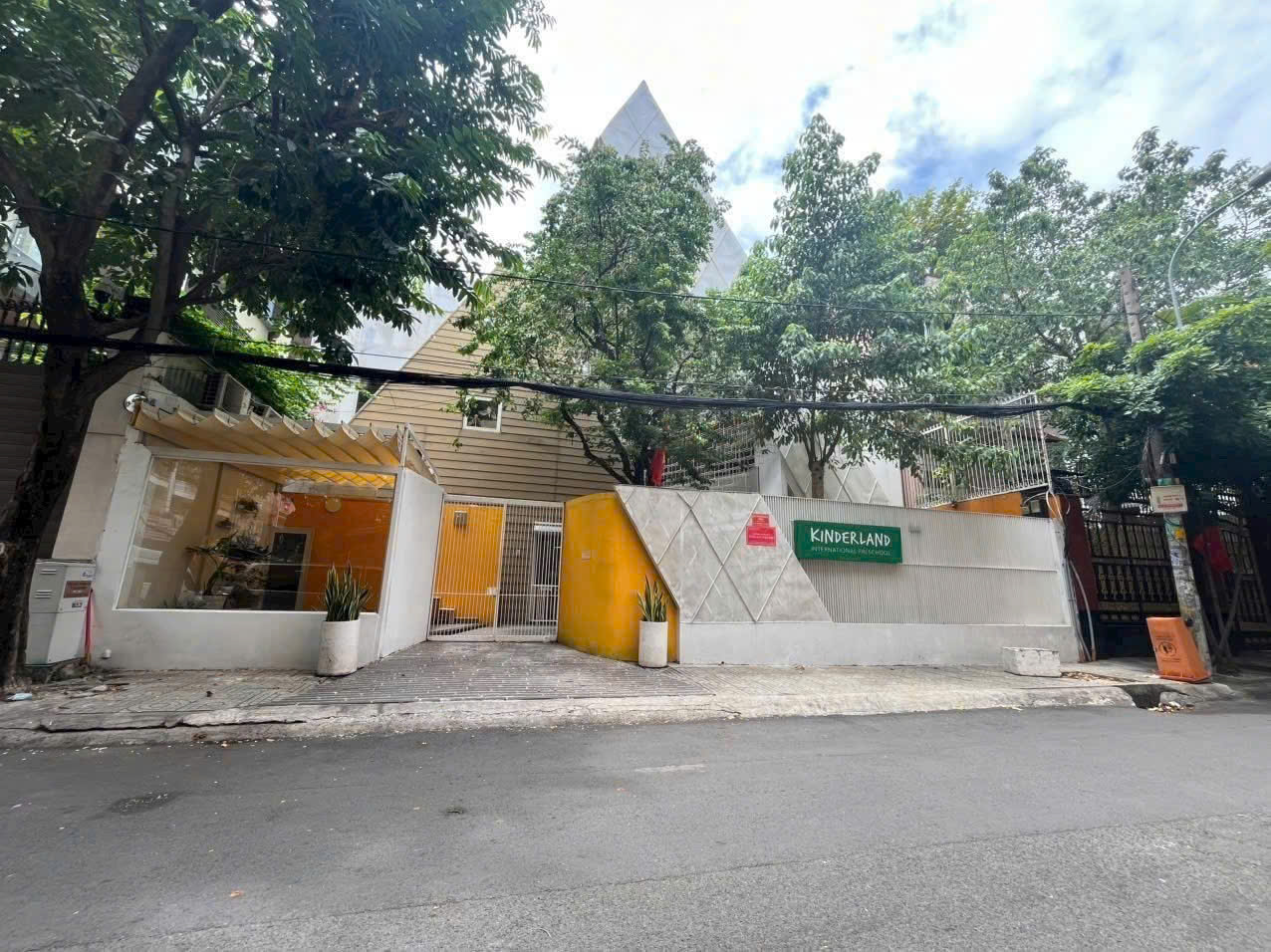 Bán nhà mặt tiền đường Trường Sơn diện tích: 15x20m 2 lầu