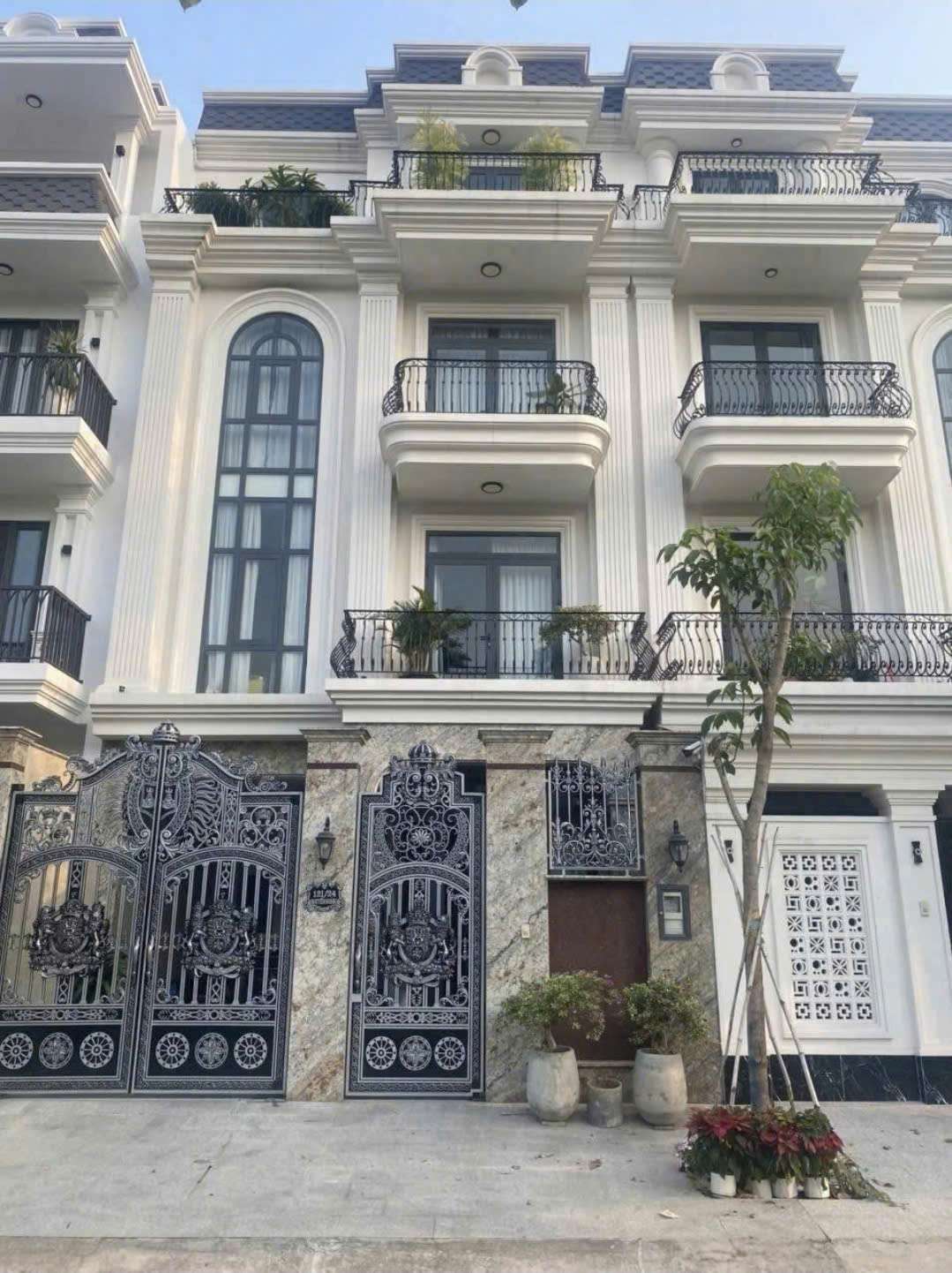 Bán tòa nhà đường Nguyễn Hoàng diện tích: 7x18m trệt 3 lầu sân thượng