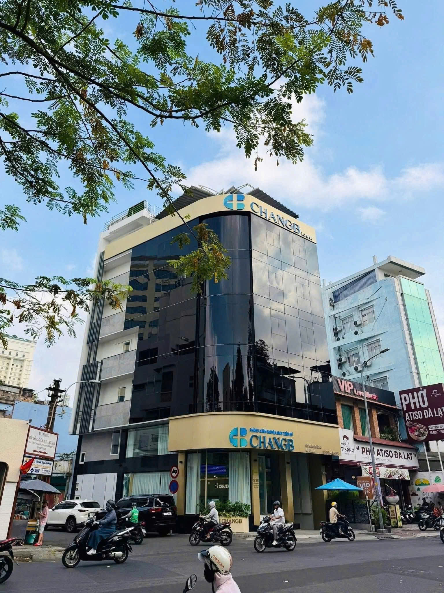 Bán tòa nhà góc 2 mặt tiền 72D Trần Quốc Toản DT: 8,5x16m hầm lửng 4 lầu sân thượng