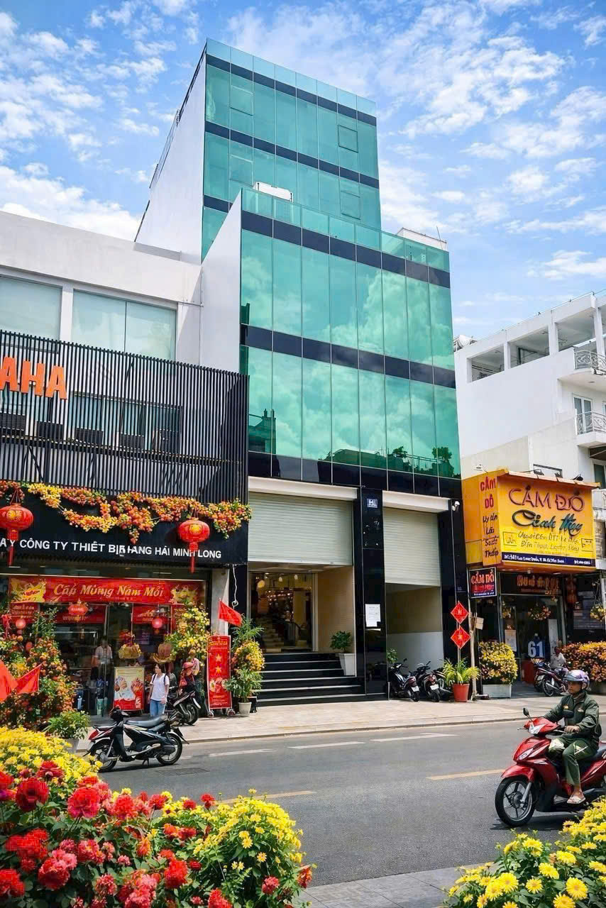 Bán tòa nhà mặt tiền đường Lạc Long Quân, diện tích: 8,1x21m hầm 6 tầng