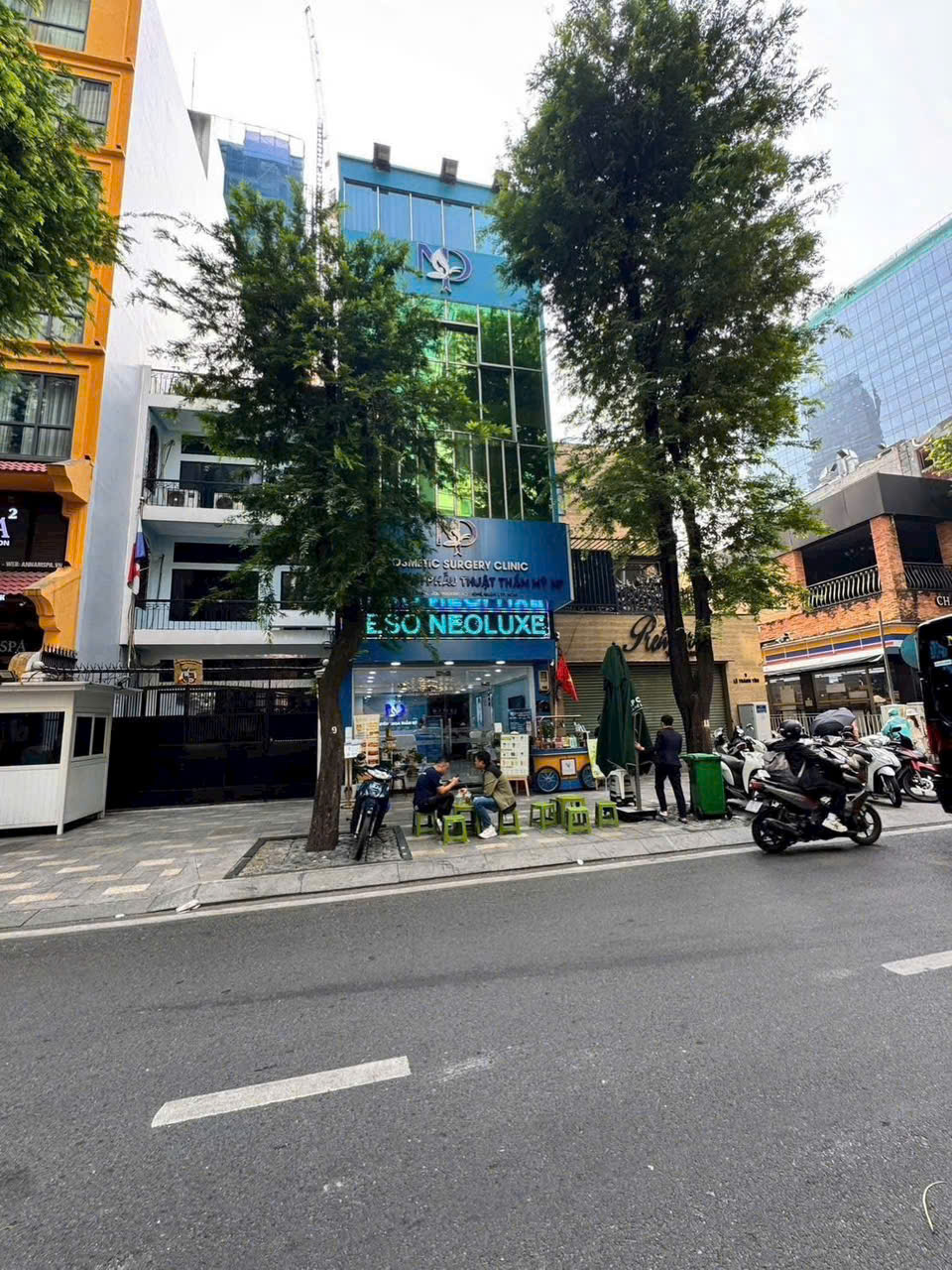 Bán tòa nhà mặt tiền số 9 Lê Thánh Tôn, diện tích: 5x18m 5 tầng