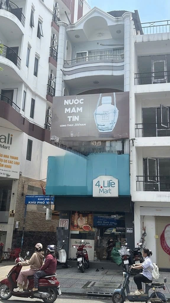 Cho thuê nhà căn góc mặt tiền đường Trần Quang Khải, nhà nguyên căn Quận 1