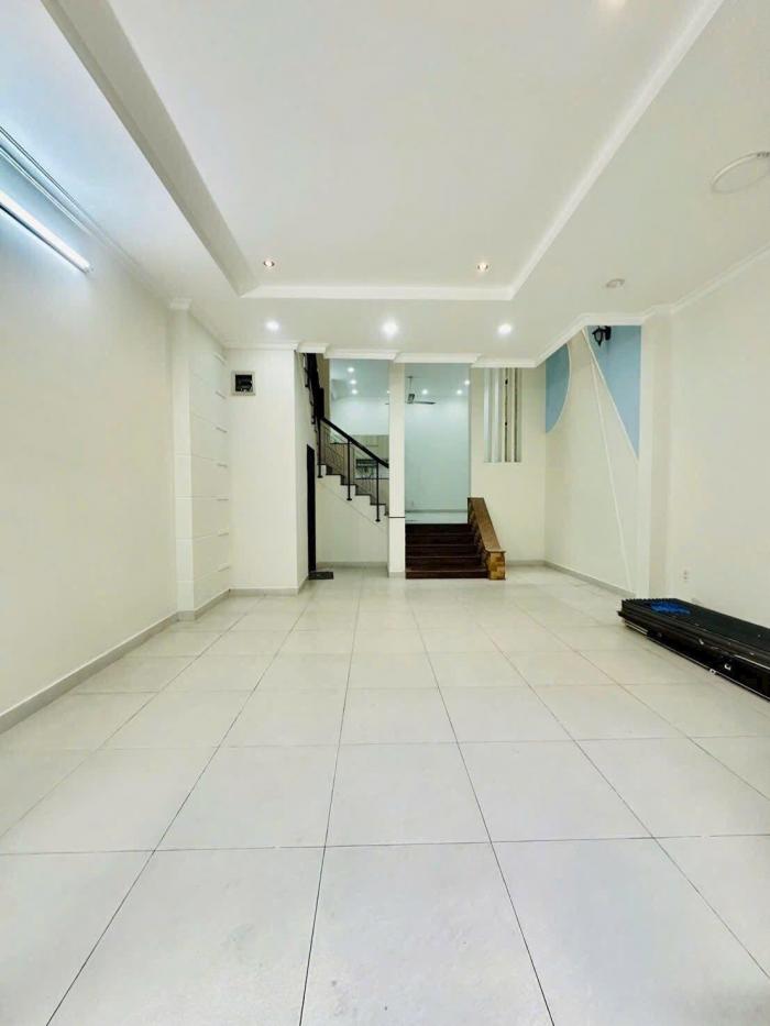 Cho thuê nhà hẻm lớn đường Hoàng Diệu quận Phú Nhuận