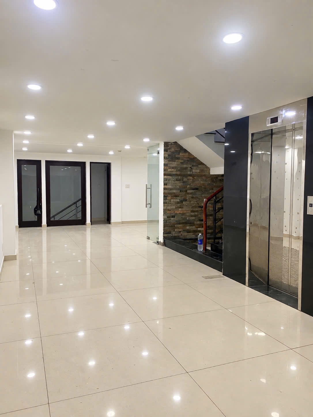 Cho thuê nhà hẻm số 2 đường Hồng Hà quận Tân Bình