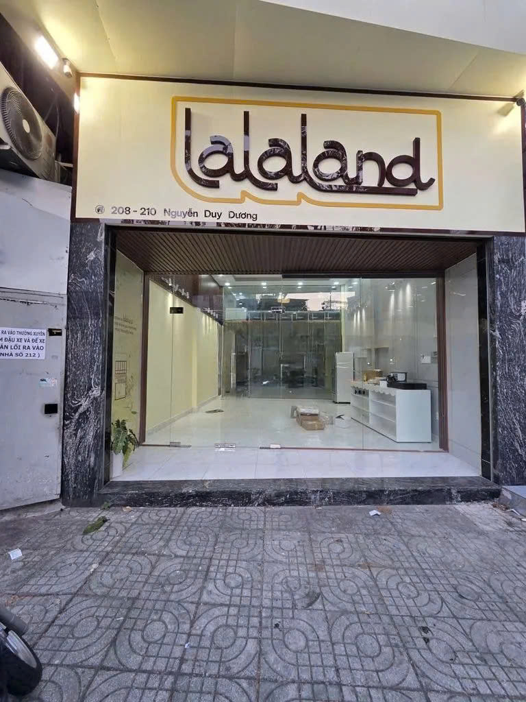 Cho thuê nhà mặt tiền đường Nguyễn Duy Dương Quận 10