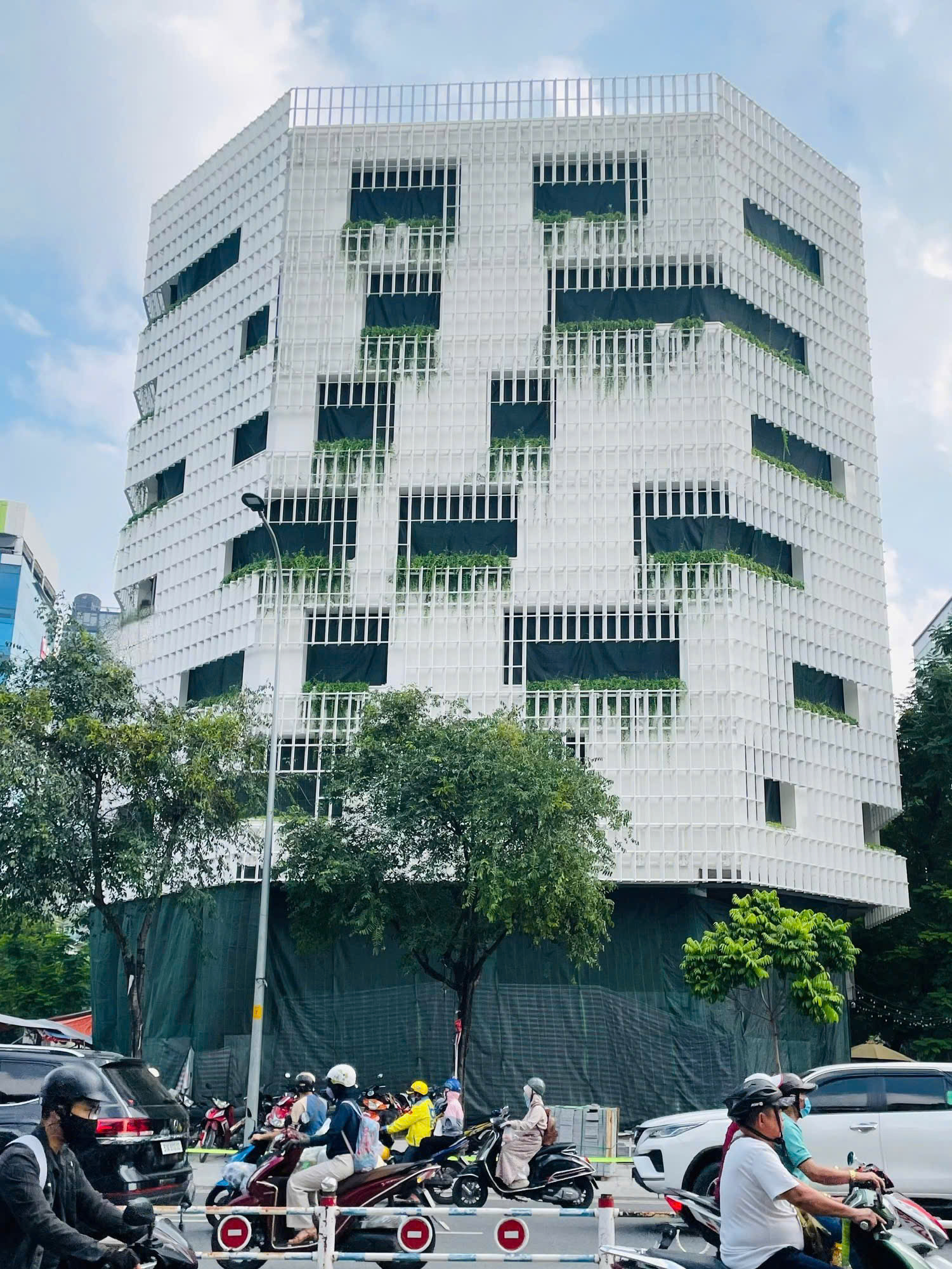 Tòa nhà cho thuê 3 mặt tiền đường Nguyễn Thái Học + Lê Thị Hồng Gấm + Trịnh Văn Cấn Quận 1